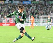 ＦＣ岐阜×宮崎＝前半、クロスを上げるＦＣ岐阜のＭＦ窪田＝長良川競技場