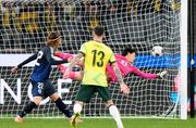 　日本―オーストラリア　後半、オーストラリアに決勝ゴールを決められたＧＫ谷（右）＝パース（共同）