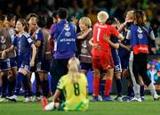 　オーストラリアに競り勝ち優勝を果たし、喜ぶ女子日本代表＝シドニー（共同）