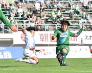 ＦＣ岐阜×福島＝後半、シュートを放つＦＣ岐阜のＭＦ柏木＝長良川競技場