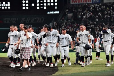 初戦敗退を喫し、悔しさをにじませながらグラウンドを後にする中京ナイン＝甲子園