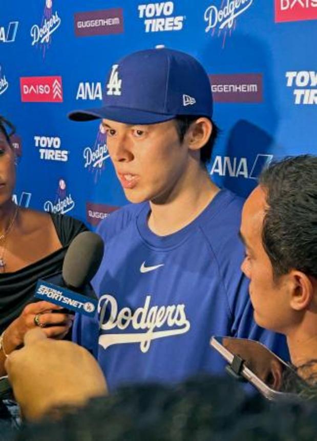 　取材に応じるドジャース・佐々木＝ロサンゼルス（共同）
