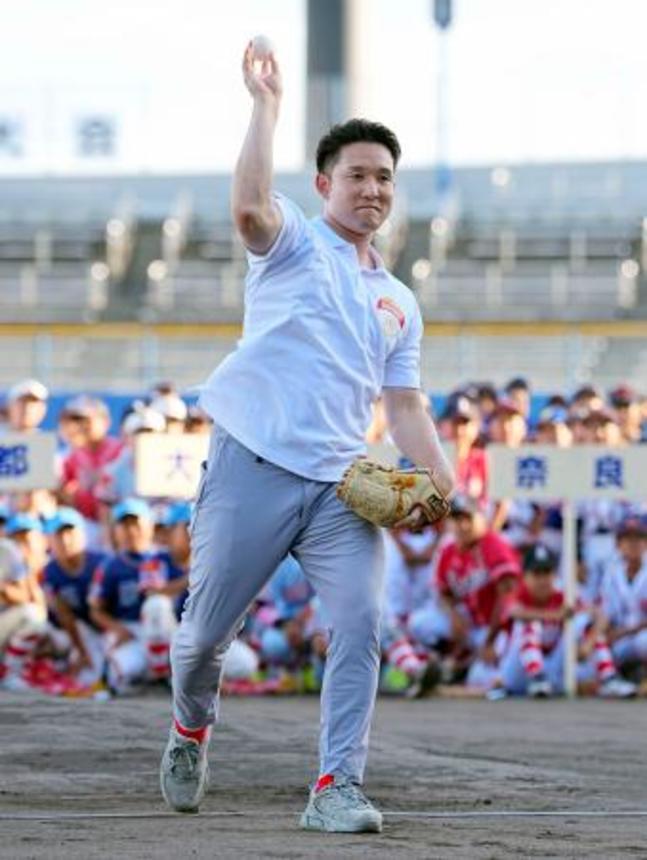 　高円宮賜杯第４６回全日本学童軟式野球大会マクドナルド・トーナメントの開会式で始球式を務める杉谷拳士さん＝松山中央公園野球場