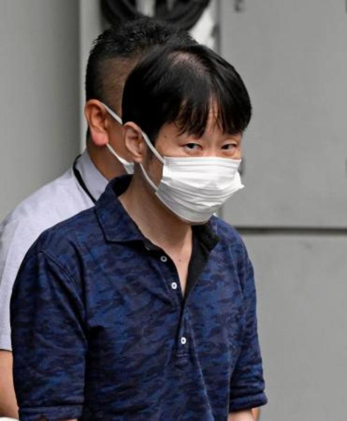 　警視庁巣鴨署を出る渡辺玲人容疑者＝１日午後