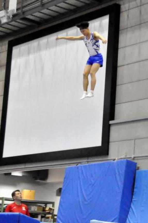 　トランポリンの世界選手権に向けた試技会で演技する宮野隼人＝東京都内