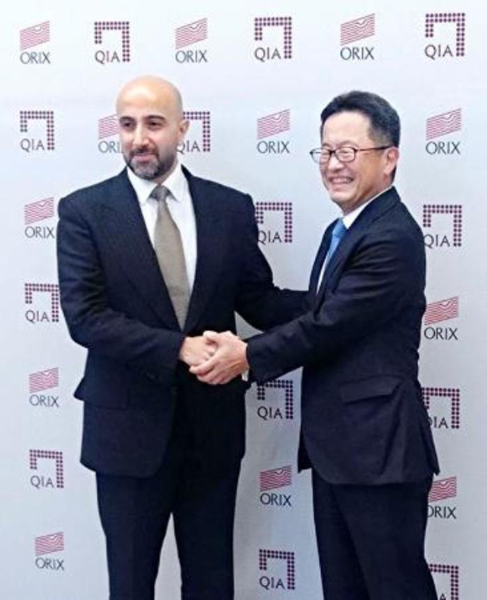 　共同ファンドの立ち上げを発表したオリックスの高橋英丈社長（右）とカタール投資庁の幹部＝１１日午後、東京都港区