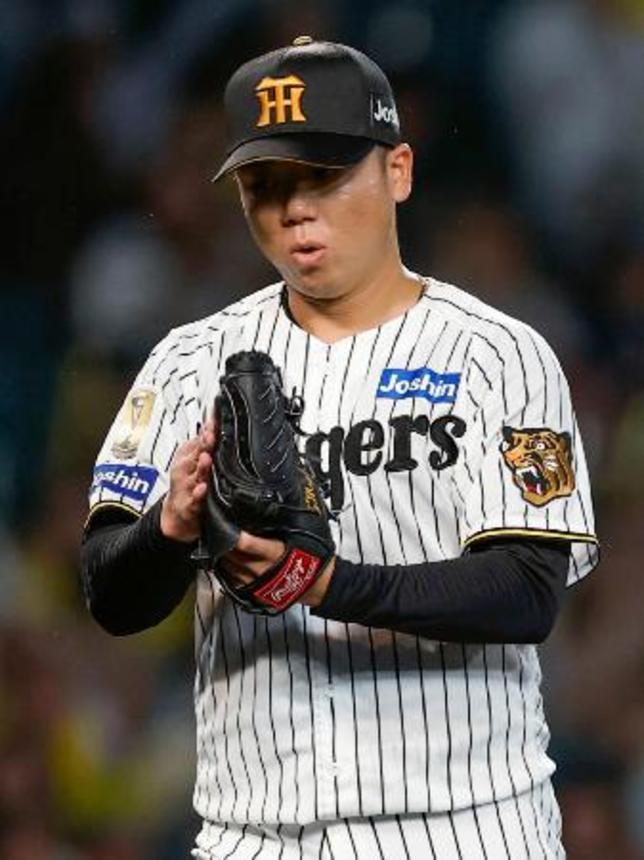 　４回、満塁のピンチをしのぎグラブをたたく阪神・村上＝甲子園