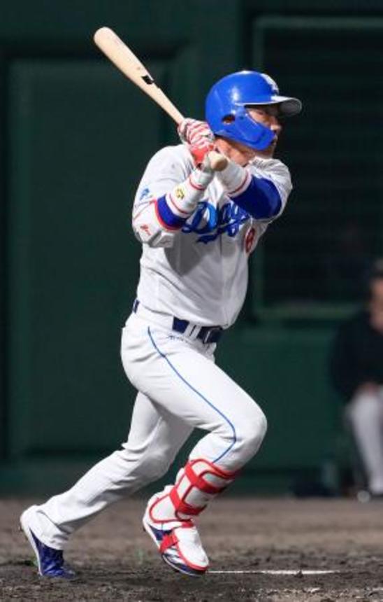 　５回中日２死一、三塁、代打大島が右前に適時打を放つ＝豊橋
