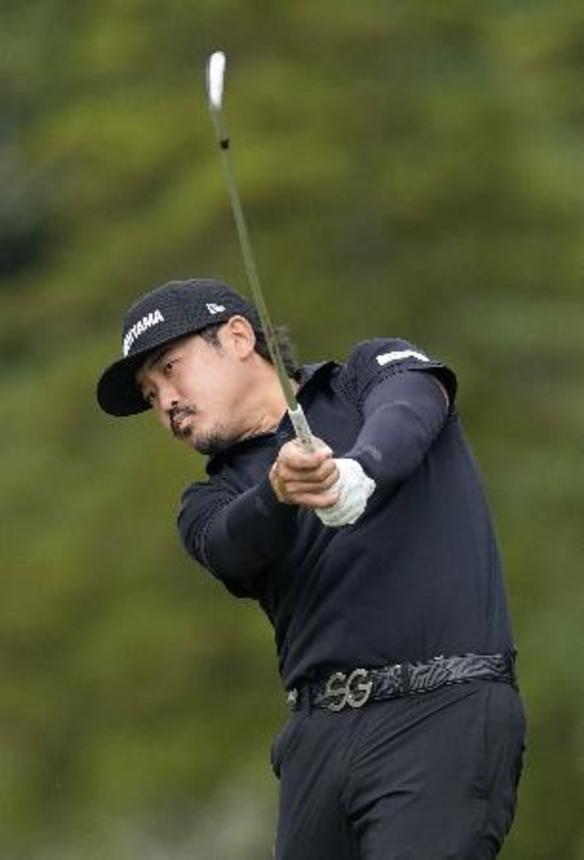 　第３日、１５番でショットを放つ佐藤大平。通算１６アンダーで首位＝成田ヒルズＣＣ