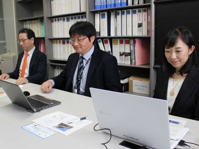 アレルギーをテーマに川本典生医師（中央）と水谷有希医師がオンラインで講演した市民公開講座。奥は司会の大西秀典センター長＝岐阜市柳戸、岐阜大医学部