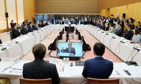 　日本の創薬力向上につなげるため開かれた官民協議会の初会合＝２６日午後、首相官邸