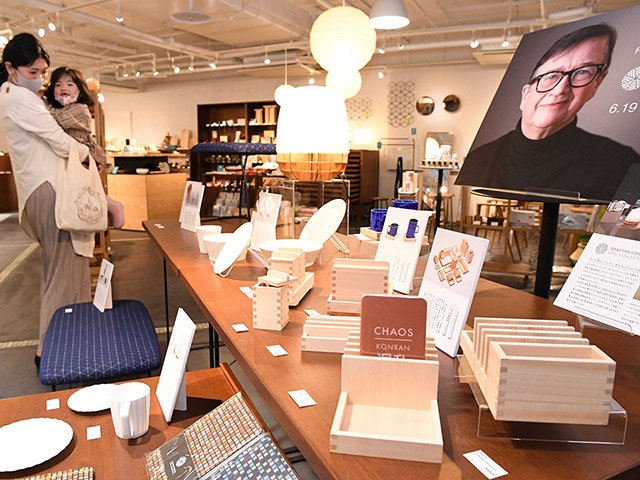 セバスチャン・コンランさんと県内企業とのコラボレーション商品が並ぶ会場＝岐阜市橋本町、アクティブＧ内「ＴＨＥ　ＧＩＦＴＳ　ＳＨＯＰ」