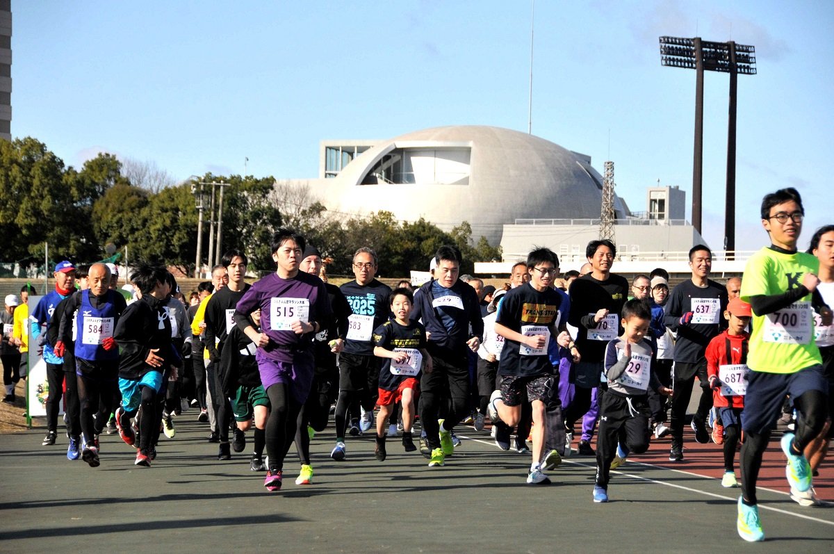 スタート地点から勢いよく駆け出す参加者たち＝岐阜市長良福光、長良川公園