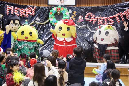 　クリスマス会を盛り上げる千葉県船橋市の非公認キャラクター「ふなっしー」（中央）ら＝２４日午後、船橋市