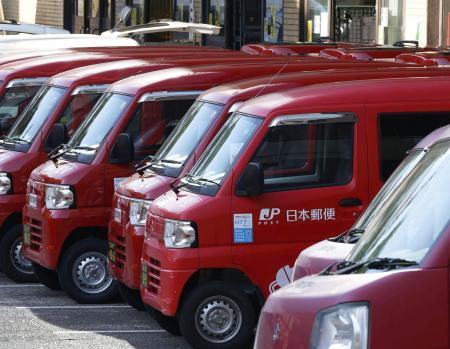 　郵便局に並ぶ軽バン＝５日、東京都港区