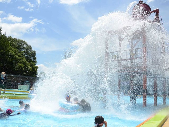 大量の水を浴びて歓声を上げる親子ら＝中津川市蛭川、恵那峡ワンダーランド