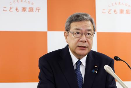 　記者会見する中司規制改革相＝２５日午前、東京都千代田区