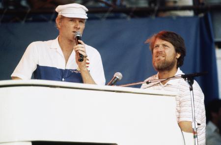 　米ニューヨークで公演するビーチ・ボーイズのブライアン・ウィルソンさん（右）ら＝１９８３年７月（ＡＰ＝共同）