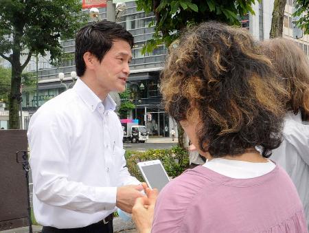 　札幌市で支持者と交流する中道改革連合の小川代表＝１１日午後