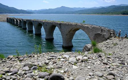 　糠平湖に沈み始めた旧国鉄士幌線のアーチ橋「タウシュベツ川橋梁」＝１９日午前、北海道上士幌町