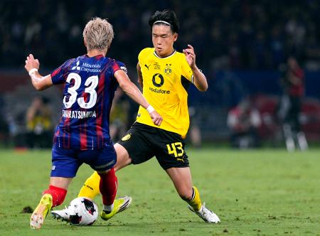 　ＦＣ東京―ドルトムント　後半、攻め込むドルトムントの山本（右）＝ＭＵＦＧ国立