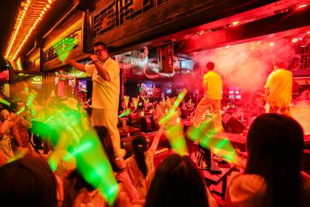 　ライブバーで盛り上がる人たち＝６月、北京（共同）