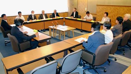 　静岡県伊東市議会が開いた、田久保真紀市長への不信任決議案の取り扱いを協議する議会運営委員会＝３０日午前