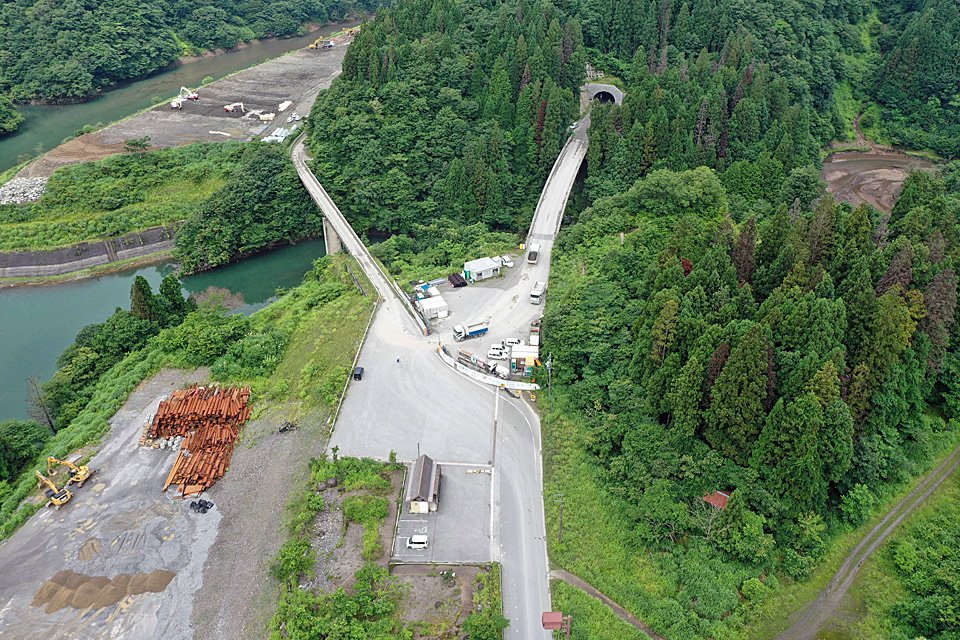 整備が進む冠山峠道路。手前が岐阜県方面、奥が福井県方面＝今年８月、揖斐郡揖斐川町（福井河川国道事務所提供）