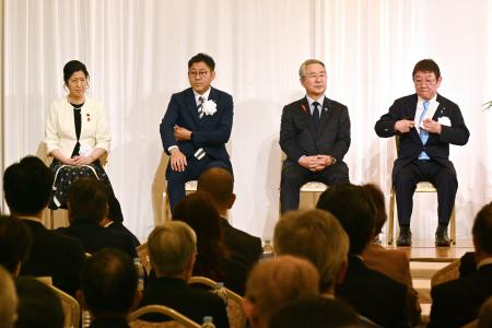 　自民党栃木県連が宇都宮市で開いた政治資金パーティーに登壇した（右から）会長の茂木外相、幹事長の日向野義幸県議ら。簗農相は欠席した＝１０日午前、宇都宮市