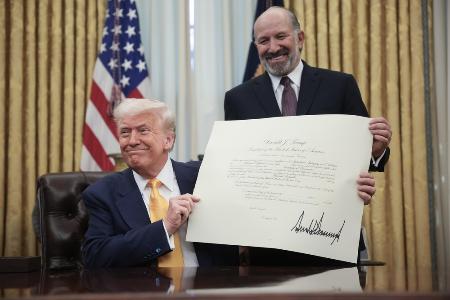 　米ワシントンのホワイトハウスで笑顔を見せるトランプ大統領（左）とラトニック商務長官＝２月（ゲッティ＝共同）