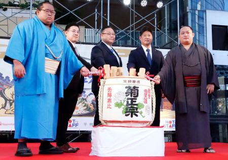 　大相撲バンコク公演に向けた記者会見で鏡開きをする生田目（左端）、高崎親方（中央）、翠富士（右端）＝１７日、東京都港区の六本木ヒルズ