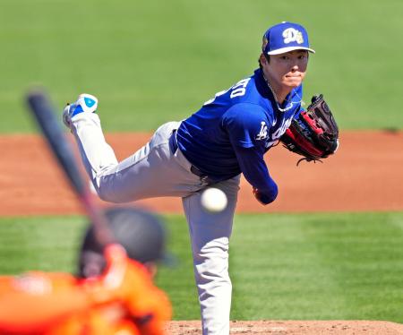　ジャイアンツ戦に先発したドジャース・山本。３回を投げ５安打２失点だった＝スコッツデール（共同）