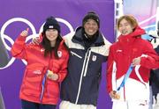 　スノーボード女子スロープスタイルで優勝した深田茉莉（左）、男子で優勝した蘇翊鳴（右）とともに笑顔を見せる佐藤康弘コーチ＝１８日、イタリア・リビーニョ（共同）