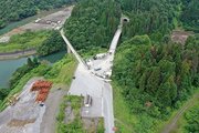 整備が進む冠山峠道路。手前が岐阜県方面、奥が福井県方面＝今年８月、揖斐郡揖斐川町（福井河川国道事務所提供）