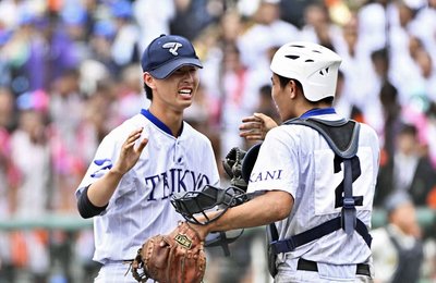 中京×帝京大可児＝決勝進出を決め、捕手羽石と喜び合う帝京大可児のエース富田（左）＝長良川（撮影・堀尚人）