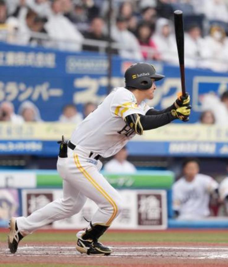 　７回ソフトバンク２死満塁、柳町が右中間に走者一掃の逆転二塁打を放つ＝ＺＯＺＯマリン