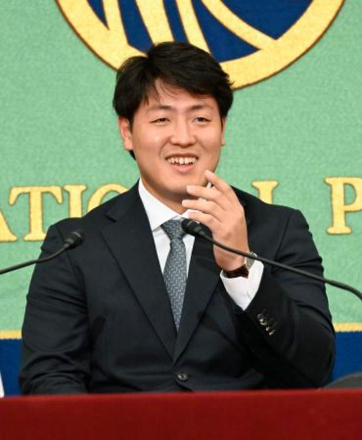 　記者会見を前に笑顔を見せる、米大リーグ、ブルージェイズに移籍した岡本和真内野手＝１１日、東京・内幸町の日本記者クラブ