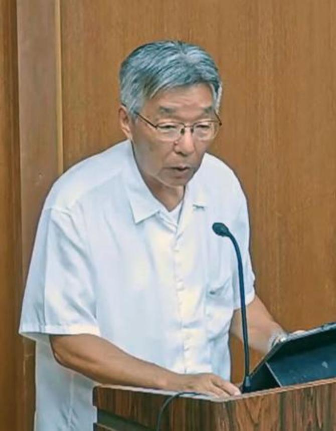 　東京都小笠原村議会で答弁する渋谷正昭村長＝２４日午後（議会の中継映像から）