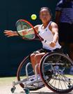 　車いすの部女子シングルス準々決勝でプレーする上地結衣＝ウィンブルドン（共同）