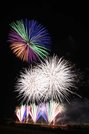 昨年の大会で打ち上げられたスターマイン＝２０２４年８月、揖斐郡大野町相羽、根尾川右岸