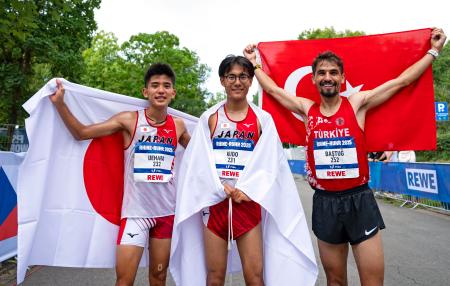 　陸上男子ハーフマラソンで優勝した工藤慎作（中央）。左は銅メダルの上原琉翔＝ボーフム（（Ｃ）Ｎｉｋｌａｓ　Ｈａｅｒｔｉｇ／Ｒｈｉｎｅ−Ｒｕｈｒ　２０２５、共同）