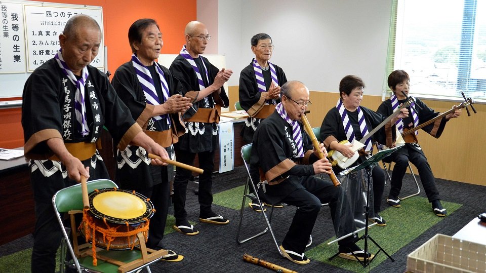 中馬馬子唄ばやしを披露する保存会のメンバー＝土岐市土岐津町高山、土岐商工会議所