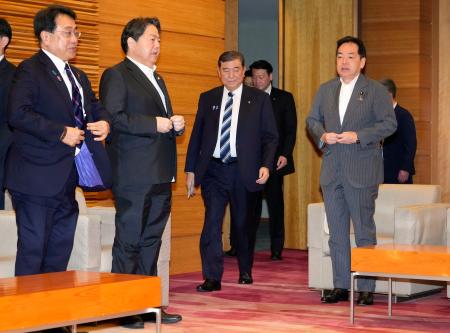 　閣議に臨む石破首相（中央）ら＝１３日午前、首相官邸