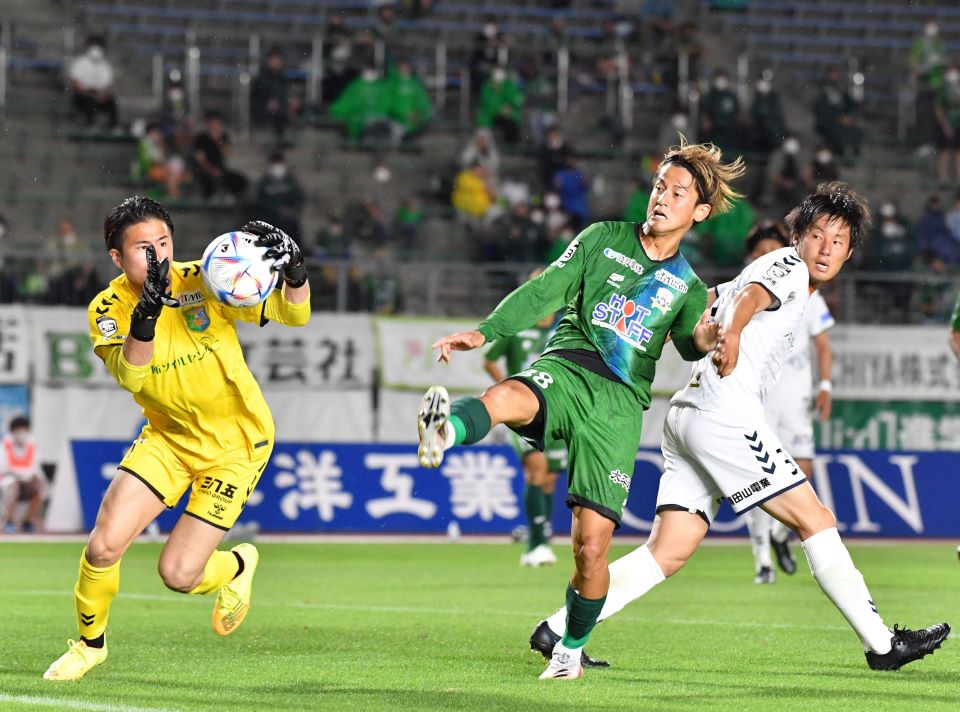 ＦＣ岐阜×八戸＝後半、ＦＣ岐阜のＭＦ藤岡が味方のパスに反応し、ゴール前に飛び込むも届かず＝長良川競技場