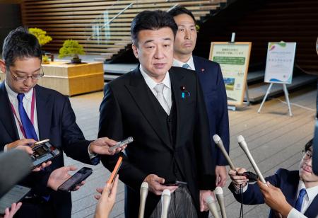 　北朝鮮から弾道ミサイルの可能性がある飛翔体が発射されたことを受け、取材に応じる木原官房長官＝２９日午後、首相官邸