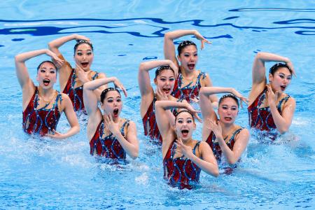 　チームＴＲ　日本代表の演技＝東京アクアティクスセンター
