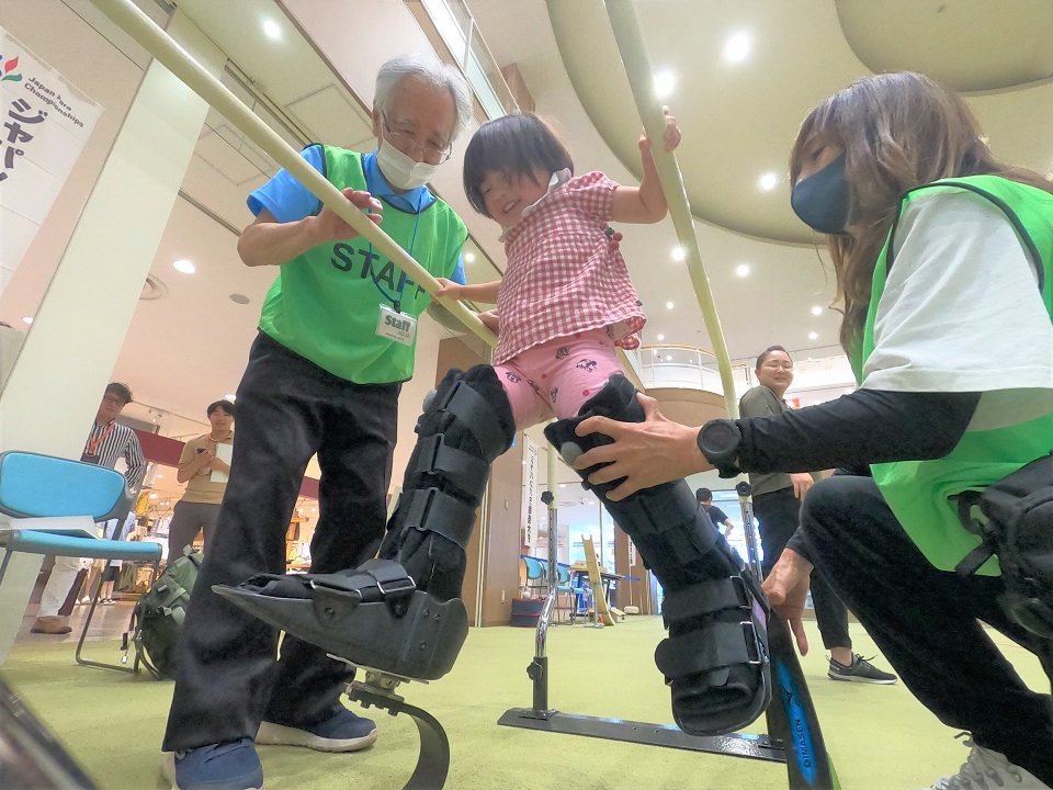 競技用義足を体験する参加者＝岐阜市柳津町丸野、カラフルタウン岐阜