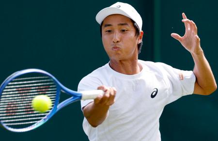 　男子シングルス１回戦でプレーする望月慎太郎＝ウィンブルドン（共同）