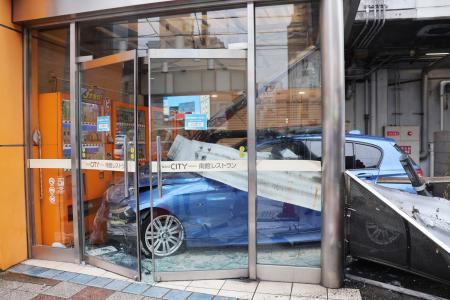 　大阪・難波の商業施設に突っ込んだ乗用車＝３１日午後０時５０分