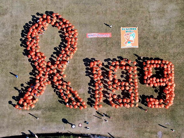 約４５０人で描き出した人文字。「１８９」は全国共通相談ダイヤルの番号＝岐阜市長良福光、岐阜メモリアルセンター（主催者提供）